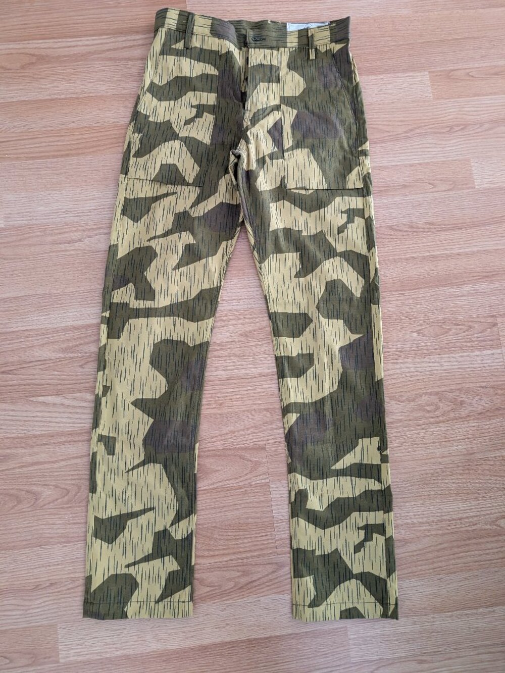 New unworn Rogue Territory Fatigue Pants in Splinter Camo. Size 31